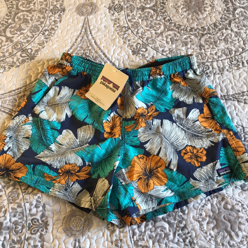 Relaxed fit water repellent shorts